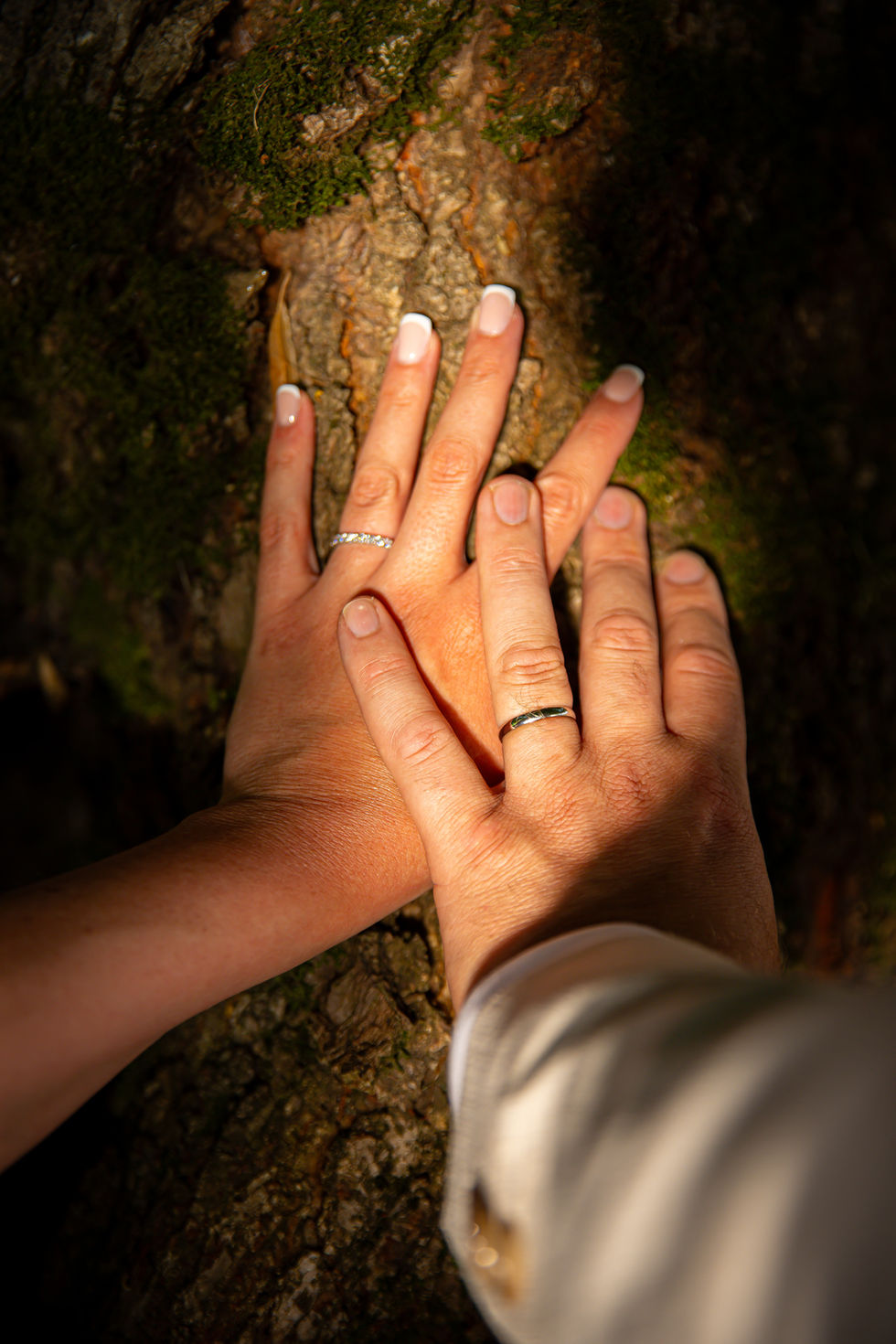 photo de couple naturel en extérieur reportage photo mariage champêtre émotion des mariés capturée sur le vif cérémonie de mariage en plein air photo alliance mariés naturel instant volé mariage photographe discret photo de mariage couple de mariés moment de bonheur échange des alliances photo romantique mariés qui s’embrassent regard complice photo de cérémonie portrait des mariés instant d’émotion