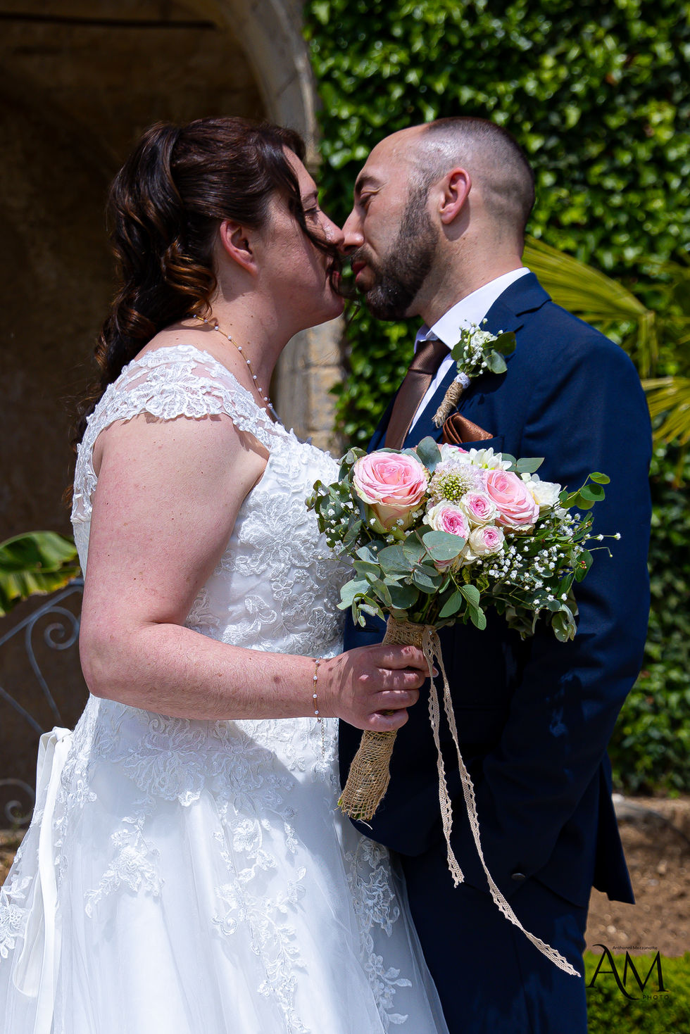photo de couple naturel en extérieur reportage photo mariage champêtre émotion des mariés capturée sur le vif cérémonie de mariage en plein air photo alliance mariés naturel instant volé mariage photographe discret photo de mariage couple de mariés moment de bonheur échange des alliances photo romantique mariés qui s’embrassent regard complice photo de cérémonie portrait des mariés instant d’émotion