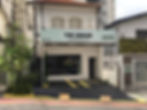 Fachada painel em vidro com logo em relevo