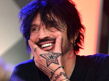 Tommy Lee mantém otimismo após passar por cirurgia na mão