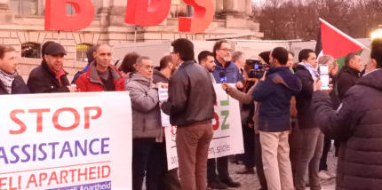 Antisemitische BDS-Bewegung demonstriert vor dem Bundestag