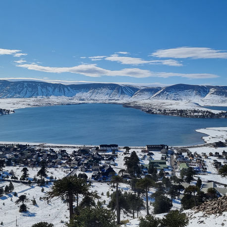 Paisajes de película, lagos y montañas: Caviahue único pueblo nieve de Latinoamérica 