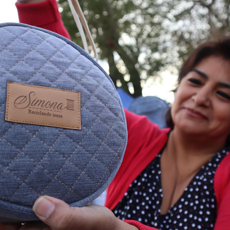 El emprendimiento neuquino que transforma jeans viejos en carteras