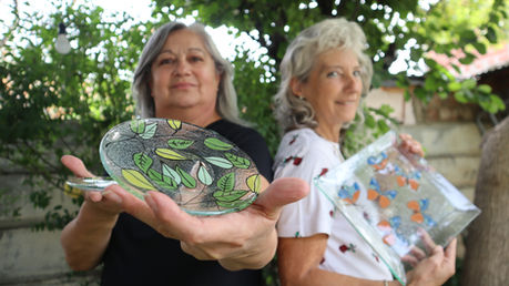 Emprendedoras de Neuquén transforman vidrio reciclado en arte con vitrofusión