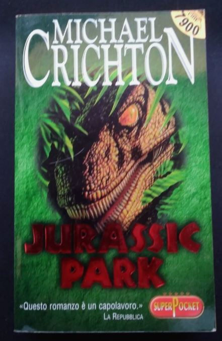 Copertina di Jurassic Park di Crichton: dinosauro minaccioso