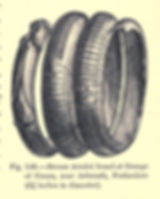 銅とエナメルでできたアームレット