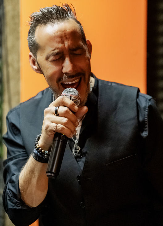 Doriane | chanteuse live | chanteuse professionnelle | performeuse | concert live | animation d'événements