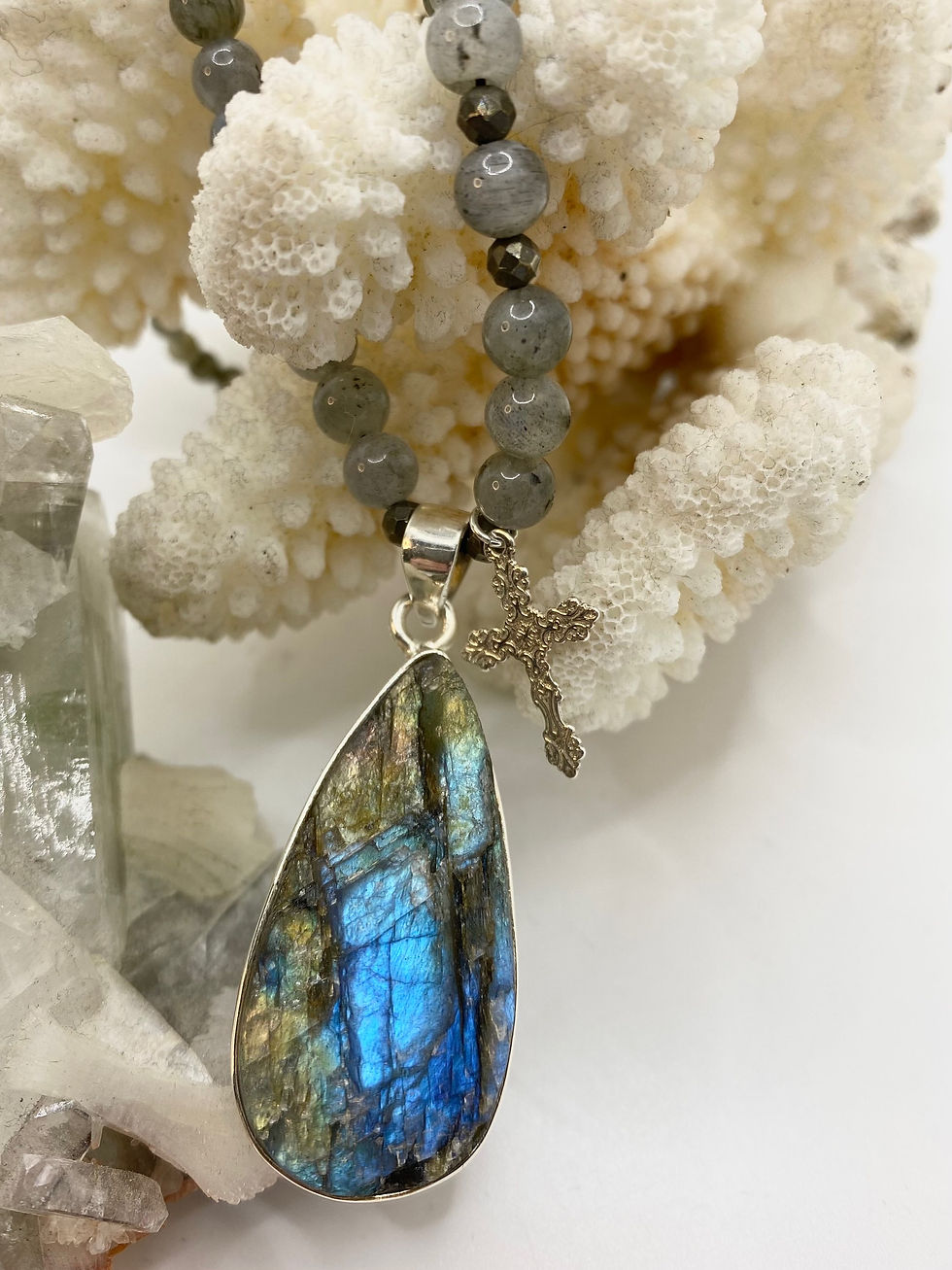 Miniature : Collier pendentif en labradorite brute- PROTECTION 