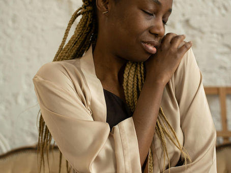 Frau die sich selbst umarmt und sich sicher fühlt