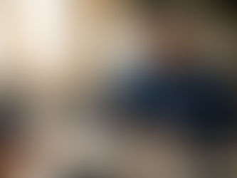 På fabriken ser man industripersonal som justerar och ställer in mätinstrument ute på verkstadsgolvet.