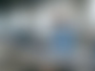 En ingenjör som övervakar och styr produktionen vid en kontrollpanel i fabriken.