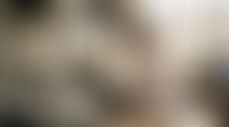 En ingenjör arbetar med att mäta detaljer med en koordinatmätmaskin.