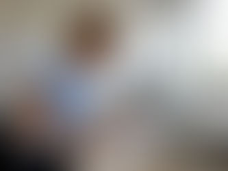 Ingenjören granskar noggrant mätresultaten vid sitt skrivbord.