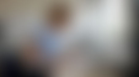 Ingenjören granskar noggrant mätresultaten vid sitt skrivbord.