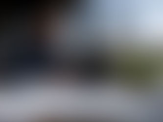 En ingenjör granskar utskrifter med jämförelser av olika CAD-program