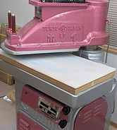裁断に用いるクリッカー裁断機