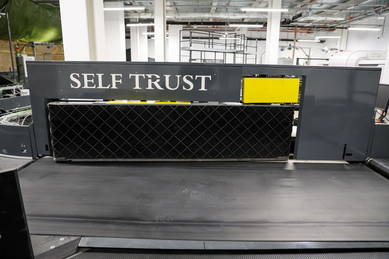 horizontal baggage diverter in airport bhs system