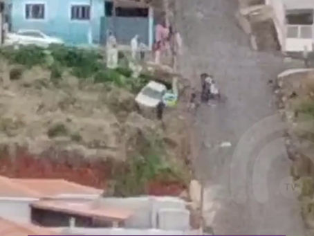 Saveiro perde o freio, desce rua sozinha e cai em barranco em Nova Resende