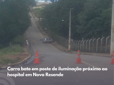 Carro bate em poste e via fica totalmente interditada próximo ao hospital em Nova Resende