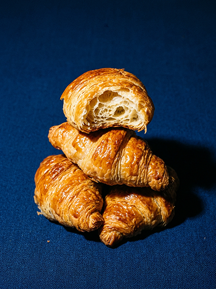 Fais une pile désordonnée de 4 mini croissants bien brillants