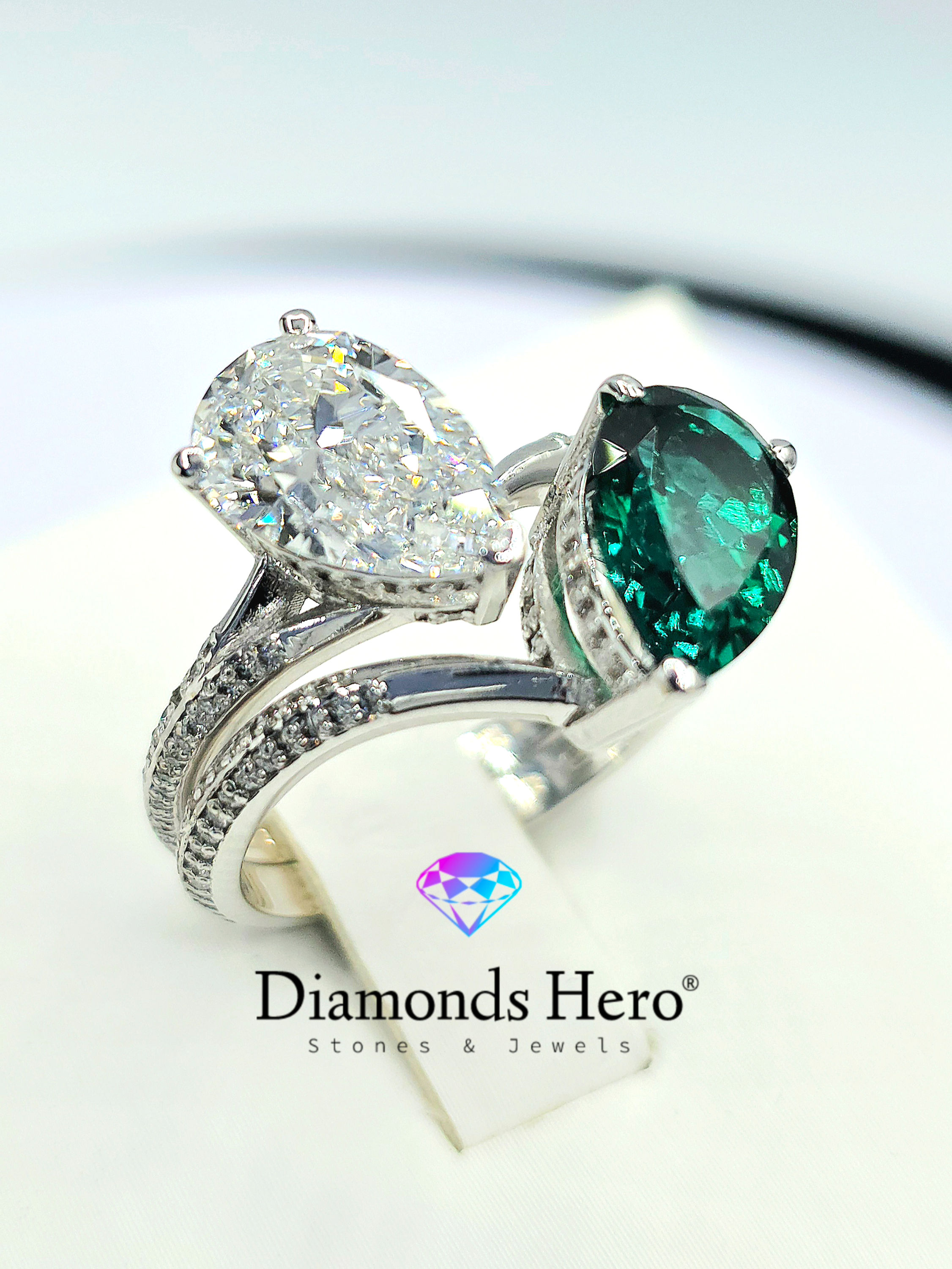 anello Megan Fox diamanti e smeraldo Moi Et Toi Ring Emerald Diamonds Moissanite