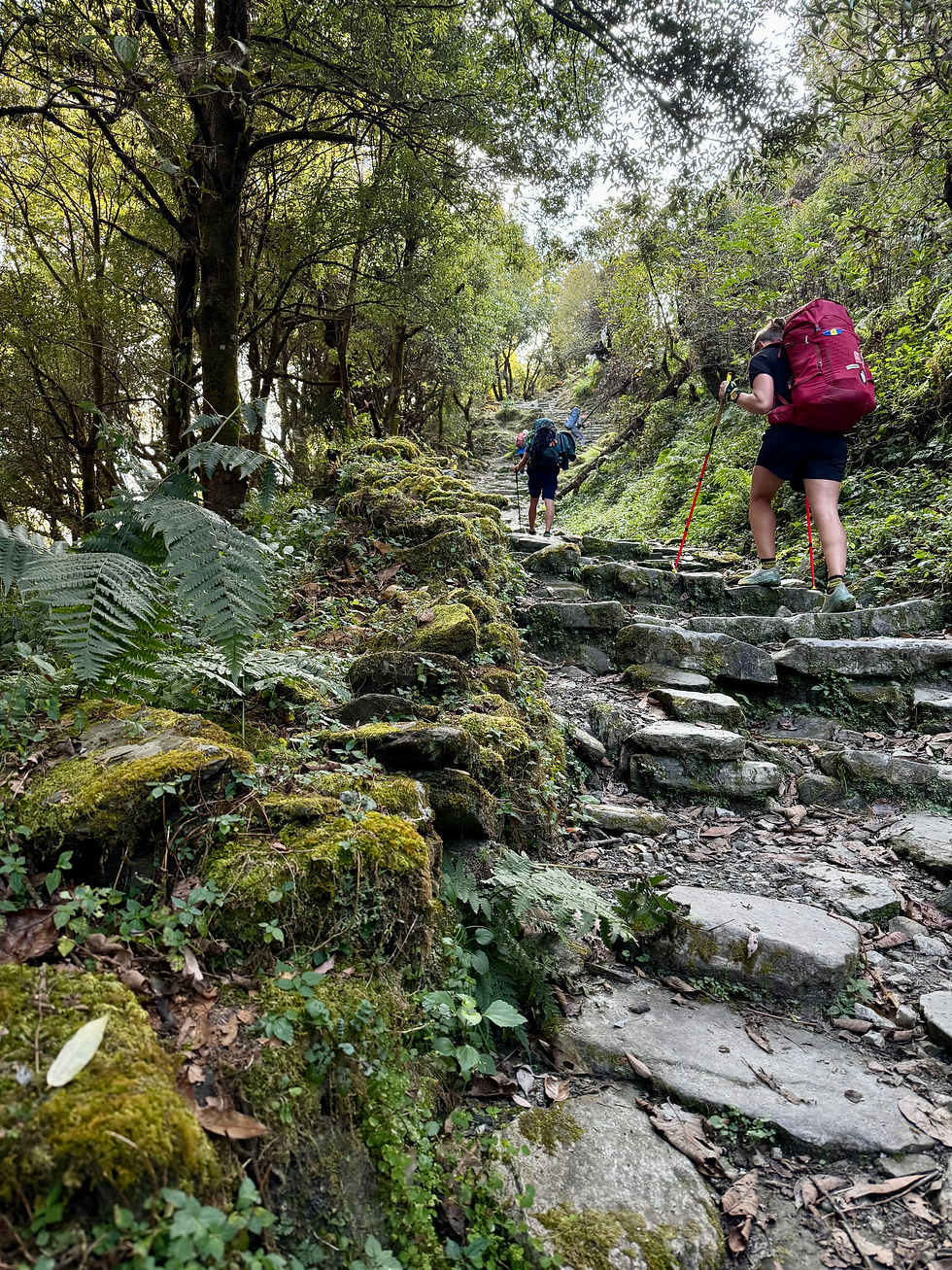 Trekaři na schodech v nižších partiích Annapurna Circuit