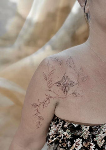 Tatouage fineline floral épaule à Aix-en-Provence au salon La Fratrie. 