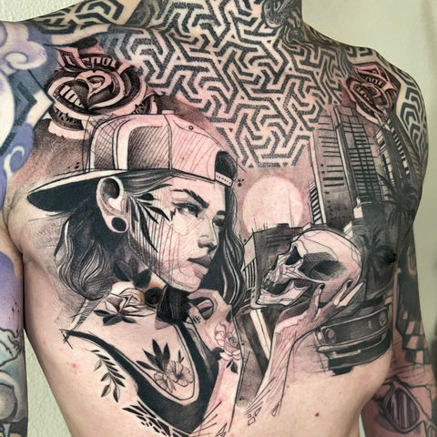 Tatouage grosse pièce dos graphique avec portrait féminin à Nice au salon La Fratrie.