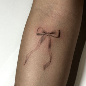 Petit tatouage noeud fineline au salon La Fratrie à Nice.