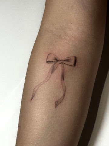 Petit tatouage noeud fineline au salon La Fratrie à Nice.