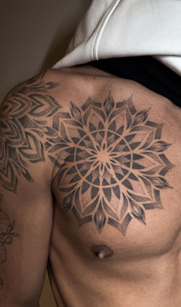 Tatouage mandala blackwork sur le pec réalisé par Lili_innk au salon La Fratrie à Nice.