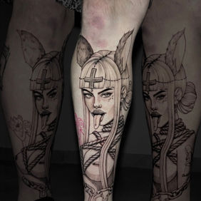 Tatouage darkwork femme gothique sur le mollet à Aix-en-Provence au salon La Fratrie.