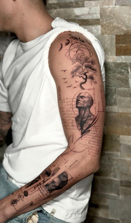 Tatouage manchette black and grey micro-réaliste sur le bras au salon La Fratrie à Nice par Samothink_