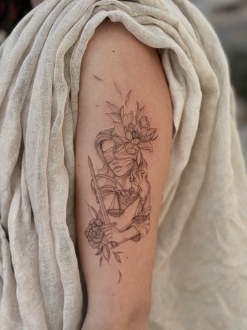 Tatouage fineline femme et floral sur le bras à Aix-en-Provence au salon La Fratrie.