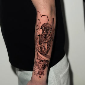 Tatouage micro-réalisme animalier tigre avec lignes graphiques à Nice au salon La Fratrie.