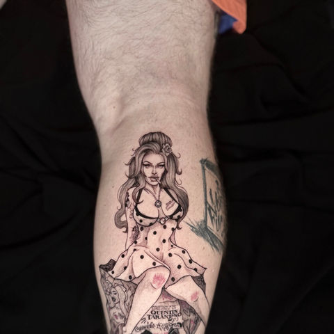 Tatouage illustratif d'une pin-up sur le mollet en darkwork à Aix-en-Provence au salon La Fratrie.