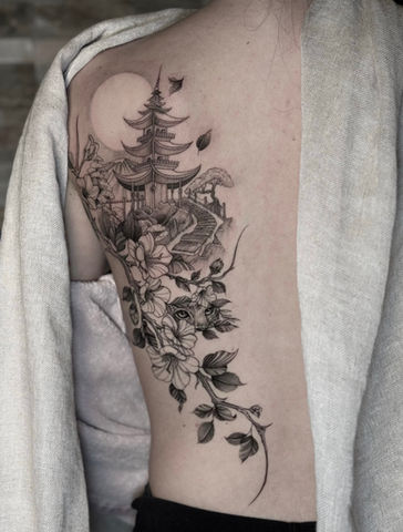 Tatouage illustratif floral flanc à Aix-en-Provence au salon La Fratrie.