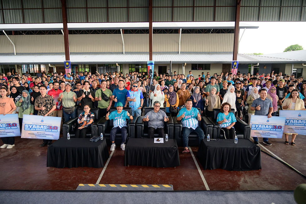Ellron (duduk tengah) merakamkan gambar kenangan bersama-sama warga belia Pedalaman.