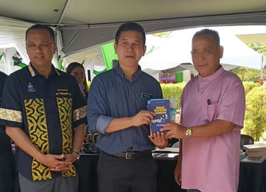 Local Author's Gift, 6 'Tinta Dewata' Copies Donated in Tambunan