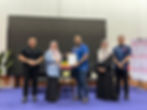 Dr. Srinivasan menerima cenderakenangan disampaikan Helen pada program itu.