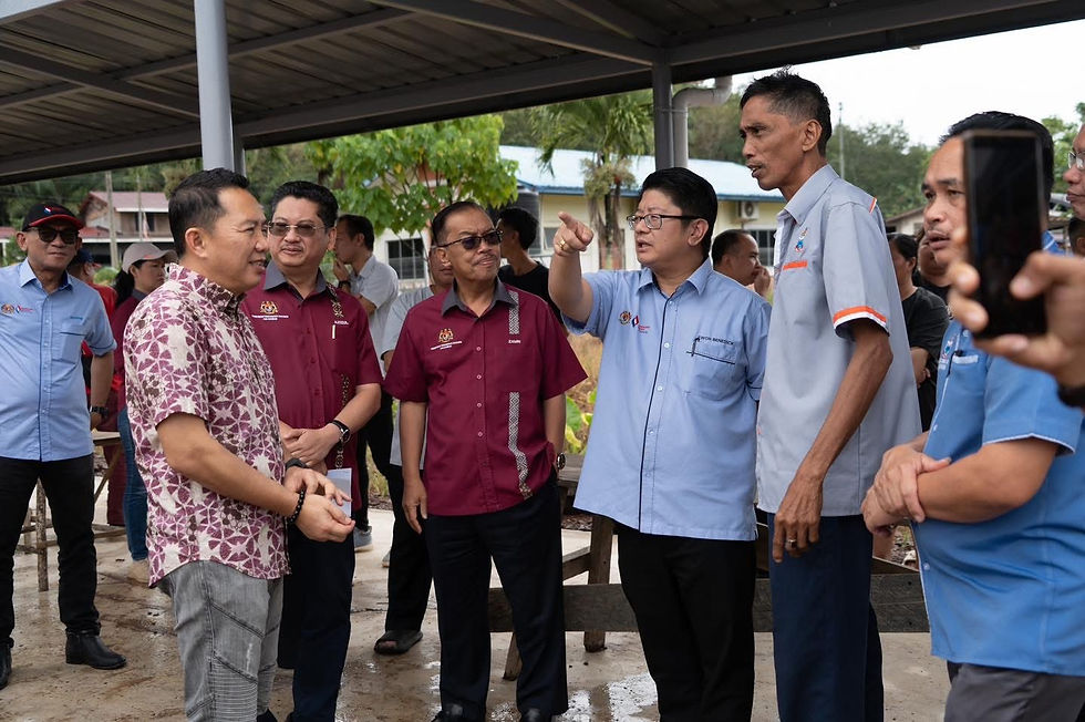 Ewon bersama rombongan KUSKOP meninjau premis Tamu Desa Rondomon.
