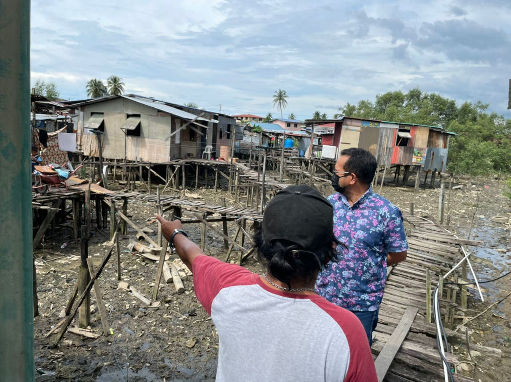 Rumah Setinggan in English