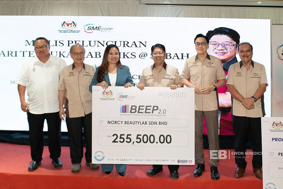 Ewon (tiga dari kanan) menyampaikan geran BEEP kepada Norsiah Ahadin, Pengarah Urusan Norcy Beautylab Sdn Bhd, turut kelihatan Dompok (dua dari kiri) dan Rizal (dua dari kanan).