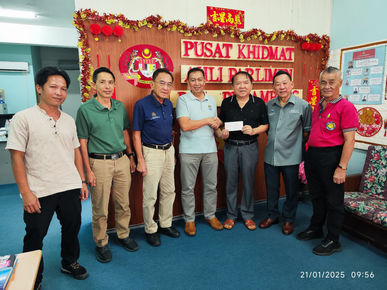 Penyerahan sumbangan untuk naik taraf pejabat Persatuan Warga Emas Penampang