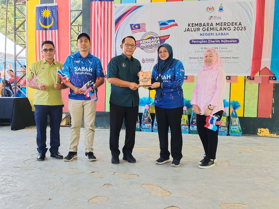 Ghani menerima cenderakenangan daripada Jainisah.