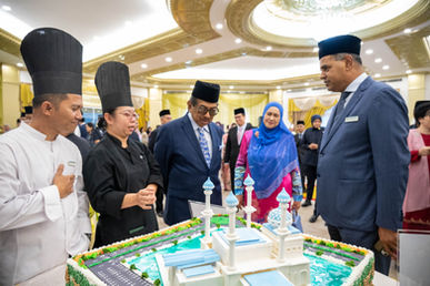 Le Méridien Kota Kinabalu Presents Raya Cake to Sabah’s Head of State in Celebration of Aidilfitri