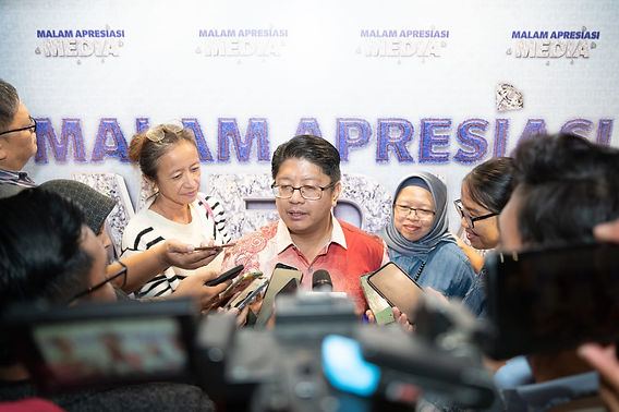 MEDC Minister Datuk Ewon Benedick engages with members of the press following the Sabah Media Appreciation Night 2025 reception.