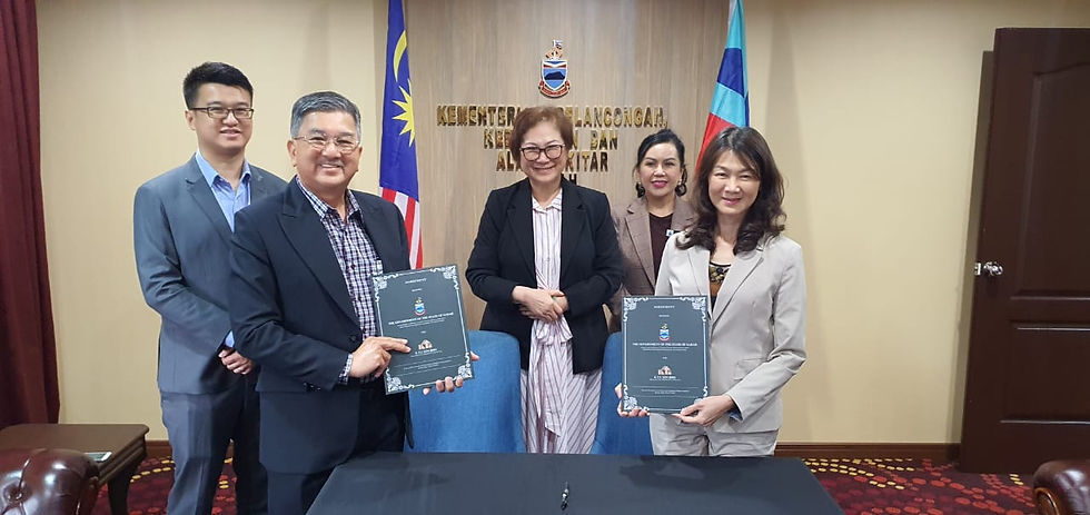Minister Liew (centre) witnessing the exchange of documents between Datuk Dr Gordon Loke (second from left), Wilson Loke (left), and Datuk Josie Lai (right), with Datin Dr Cleopatra Asing (second from right) also in attendance.