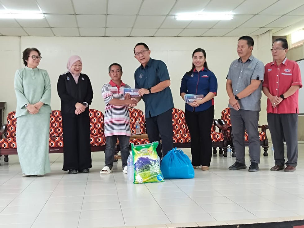 Ghani menyampaikan bantuan kepada salah seorang penerima.