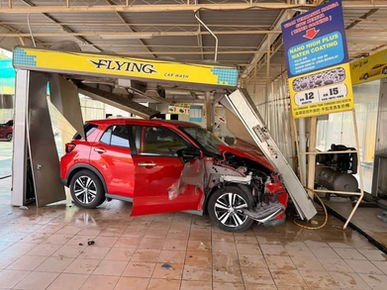 Wanita Terselamat, Ativa Rempuh Struktur Besi Pusat Cuci Kereta